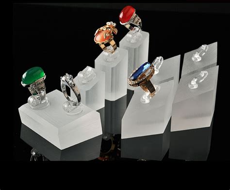 Acrylic Ring Display に対する画像結果