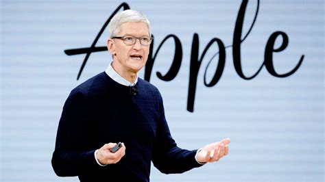 Afbeeldingsresultaten voor Tim Cook Holding a Android
