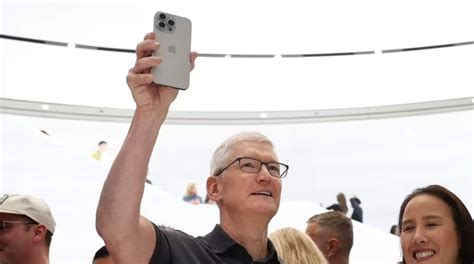 Afbeeldingsresultaten voor Tim Cook Holding a Android