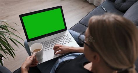 Toradh íomhá ar Scrolling GIF Computer Screen