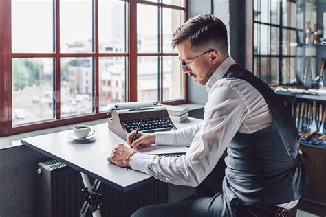 Toradh íomhá ar Person Looking at Script Animation