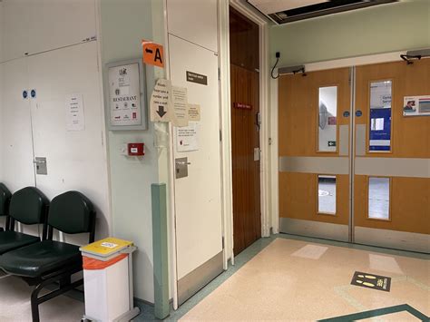 Blood Test Lab Processing Room に対する画像結果