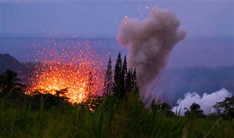 Live Volcano Explosion に対する画像結果