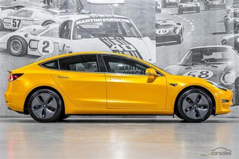 Résultat d’images pour Yellow Tesla Model 3