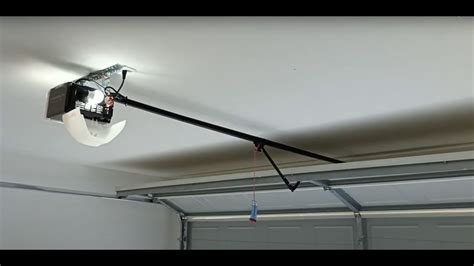 Toradh íomhá ar How to Hang a Garage Door
