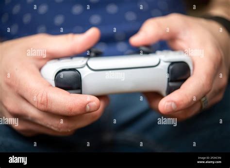 Red Controller in Hand എന്നതിനുള്ള ഇമേജ് ഫലം