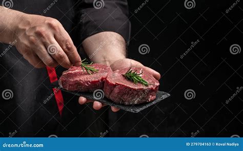 Toradh íomhá ar Person Holding Steak