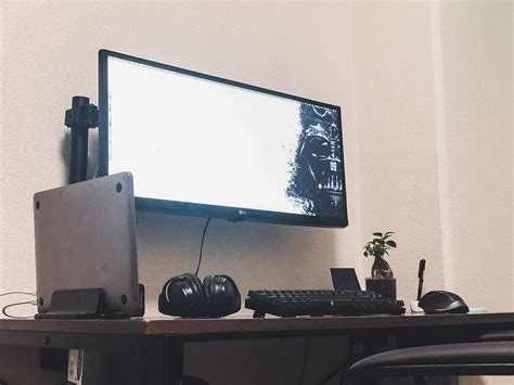 iPhone and MacBook Pro Desk に対する画像結果