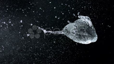 Toradh íomhá ar Water Balloon Slow-Motion