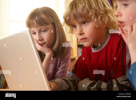 Toradh íomhá ar Children On Computer