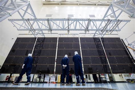 Afbeeldingsresultaten voor NASA Flexible Solar Array Panel