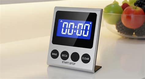 Toradh íomhá ar Chef Using Kitchen Timer