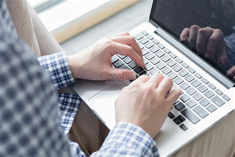 People Operating Computer に対する画像結果