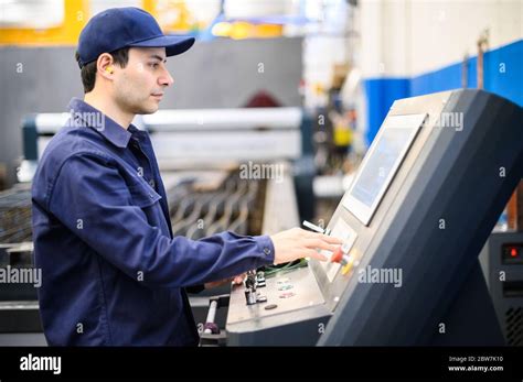 Worker Operating a Machine എന്നതിനുള്ള ഇമേജ് ഫലം