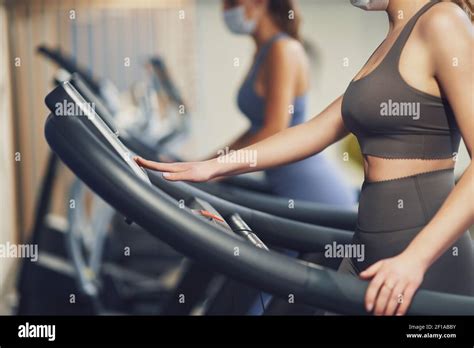 Toradh íomhá ar Working Out On Treadmill