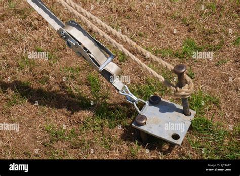 Afbeeldingsresultaten voor How to Strap Tent to Backpack