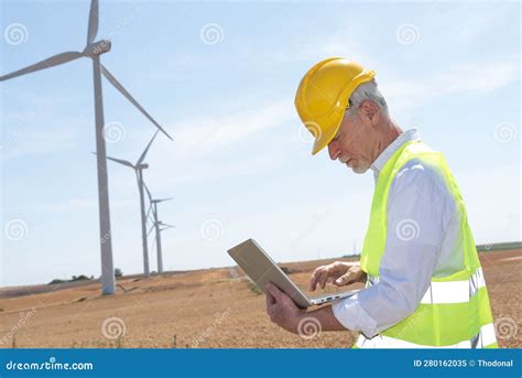 Afbeeldingsresultaten voor Engineer Using Laptop