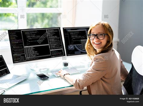 Afbeeldingsresultaten voor Computer Programming Woman