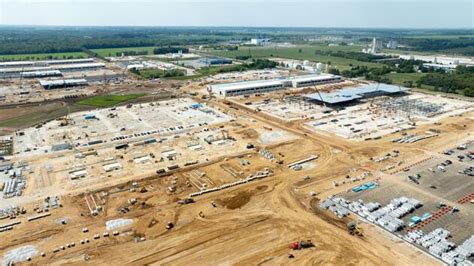 Toradh íomhá ar Amazon Data Center Building