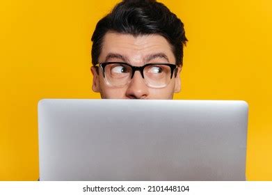 Toradh íomhá ar Computer Obscuring Face