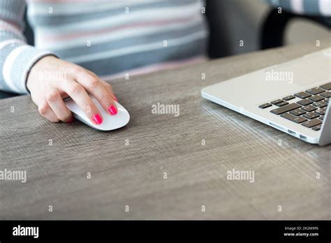 Hand On Computer Mouse above View ਲਈ ਪ੍ਰਤੀਬਿੰਬ ਨਤੀਜਾ