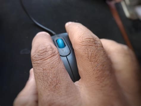 Hand On Computer Mouse above View ਲਈ ਪ੍ਰਤੀਬਿੰਬ ਨਤੀਜਾ