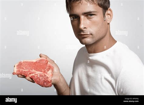 Toradh íomhá ar Person Holding Steak