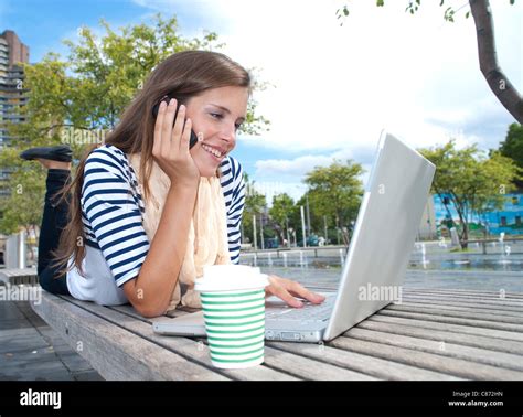 Woman Using Laptop Computer に対する画像結果