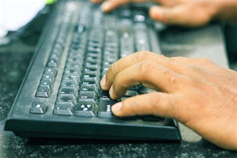 Toradh íomhá ar No Hands Person Using Computer