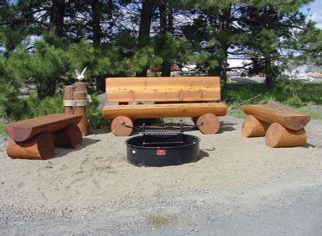 Toradh íomhá ar Log Bench around Fire