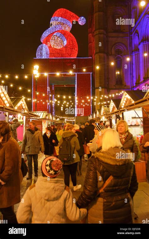 Toradh íomhá ar Albert Square Manchester