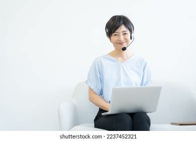 Toradh íomhá ar Computer Operating Woman Vectors