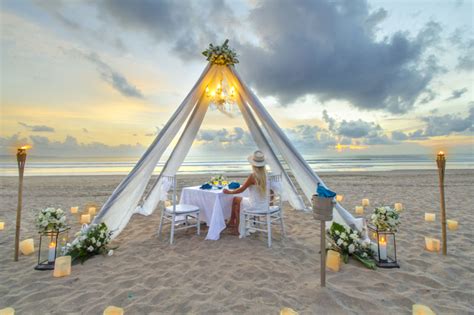 Romantic Beach Dinner Setup എന്നതിനുള്ള ഇമേജ് ഫലം