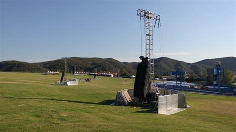 Toradh íomhá ar Line Array Tower Built Out of Truss