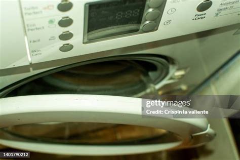 Toradh íomhá ar Washing Machine Dryer Overhead View