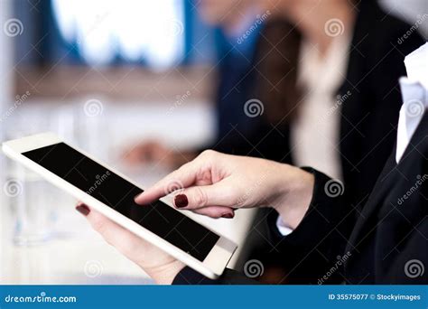 Toradh íomhá ar Office Lady Operating Computer