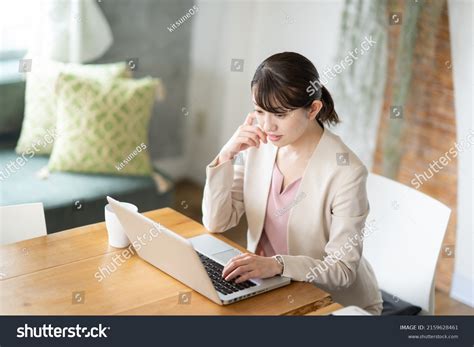 Toradh íomhá ar Computer Operating Woman Vectors