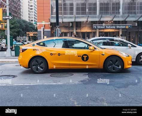 Résultat d’images pour Yellow Tesla Model 3