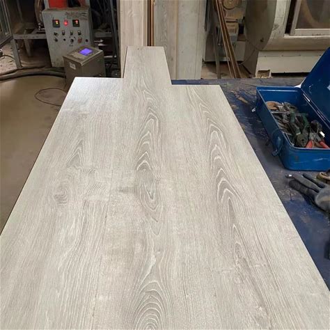 Good Quality High Pressure Wooden Click Floor Laminate Flooring