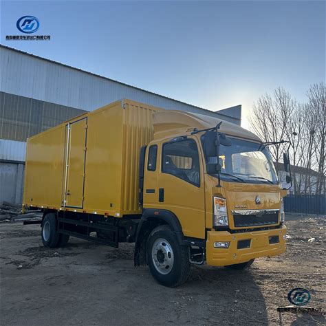 Sinotruk HOWO New Used Light Heavy Service 4.2m Mini Dry Van Crane Welder Closed Box Lorry Truck