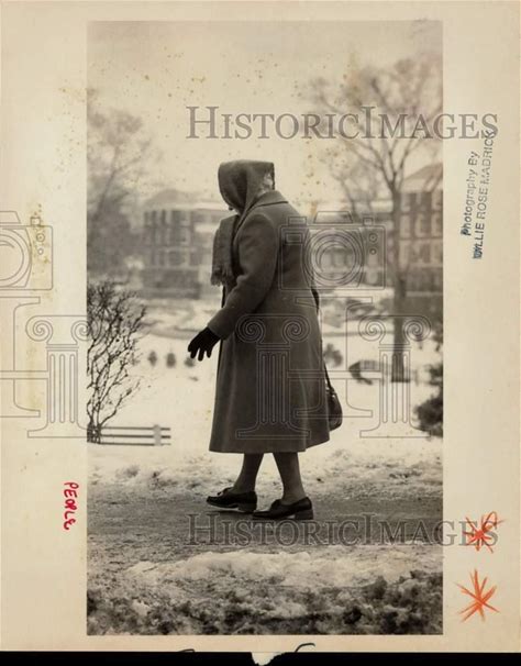 Press Photo Senior Citizen Walking In Snow - Ctaa32866