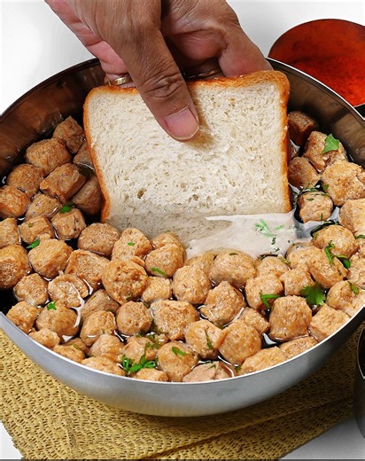 New Tiffin/ Breakfast Recipe prepared using Bread, Soya chunks and some basic ingredients. You'll absolutely love it! :) | Papa Mummy Kitchen