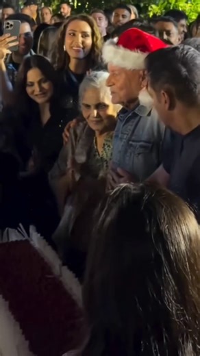 Salman Khan looks at Iulia Vantur while cutting his birthday cake 😍 #shorts #salmankhanbirthday
