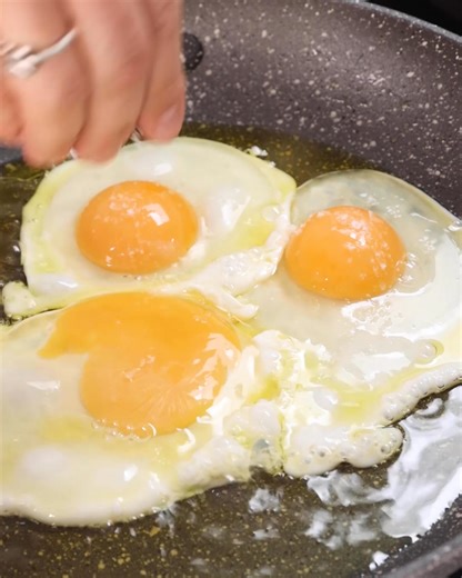 Hashbrowns are the best part of any breakfast! What's your favourite breakfast food?! #breakfast #hashbrowns #breakdastfood #eggs #eggs #friedegg | Tasty