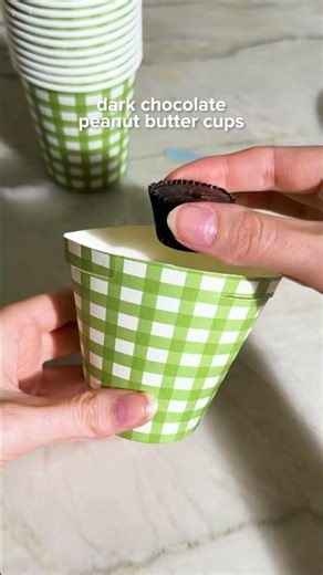 This Father's Day craft turns a simple paper cup into a tiny button-up shirt and tie 👔💙