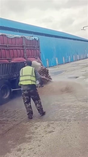 Unloading process of mineral powder from a large truck