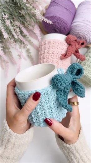 Crochet Mug Cozy Stash Buster - Winterberry Mug Cozy tutorial #mugcozy #crochetpattern #cupcozy