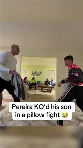 Christmas with Alex Pereira is exactly what you’d expect 🎄 (via @alexpoatanpereira/IG)