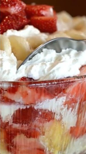 🍓🍰 Southern Strawberry Punch Bowl Cake