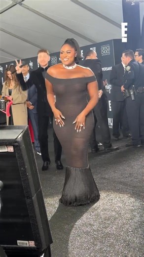 Danielle Brooks knows practice makes perfect in the #Glambot. 😉😍 #CriticsChoice #AwardsSeason | E! News